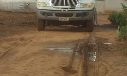 A Prefeitura de Prata abastece semanalmente carros pipa nas comunidades rurais do município.