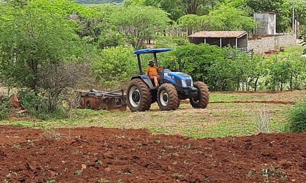 ARAÇÃO DE TERRA: PREFEITURA DE PRATA DA TEM O MAIOR PROGRAMA DA HISTÓRIA DO MUNICÍPIO