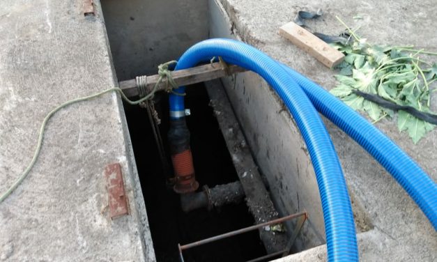 Prefeito da Prata Genivaldo Tembório faz manutenção no sistema de esgotamento.
