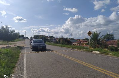Prefeito Genivaldo Tembório atende reivindicação dos moradores e instala redutores de velocidade com placa de sinalização.