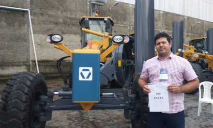 Município de Prata recebe motoniveladora no valor de 900 mil