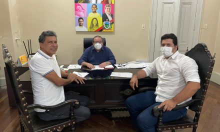 Prefeito Genivaldo Tembório é recebido pelo Deputado Ricardo Barbosa e pelo Chefe de Gabinete do Estado Ronaldo Guerra.