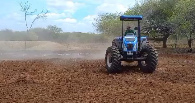 Prefeitura de Prata atende agricultores com programa de Aração de Terras