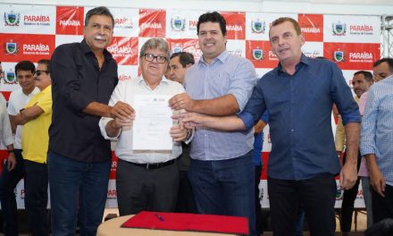 João Azevêdo entrega mais de 100 ônibus escolares para municípios da Paraíba e a Prata foi uma delas