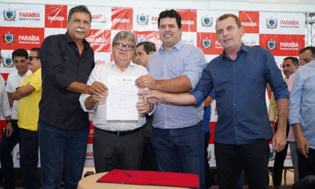 João Azevêdo entrega mais de 100 ônibus escolares para municípios da Paraíba e a Prata foi uma delas