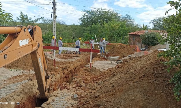 Deu início a recuperação e ampliação do sistema de esgotamento em Prata.