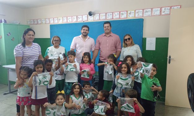 Prefeitura de Prata entrega uniformes para alunos da Rede Municipal