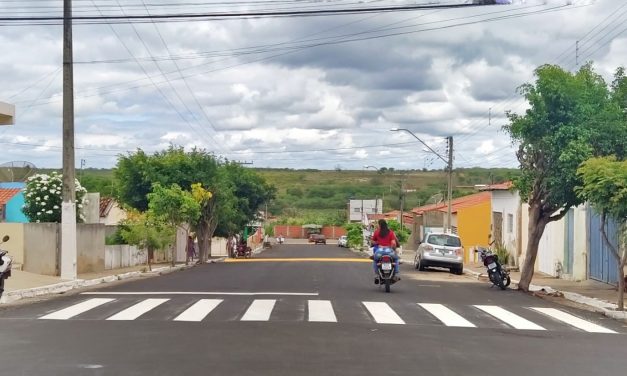 Após conclusão da pavimentação asfáltica, Prefeitura de Prata inicia sinalização.