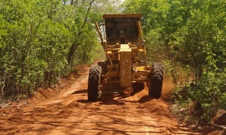 Prefeitura de Prata realiza recuperação de estradas vicinais.