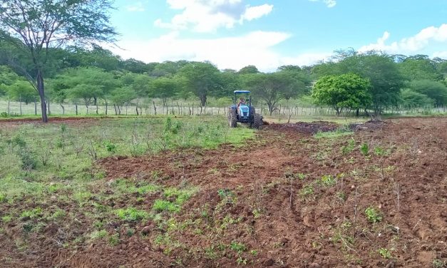 Prefeitura de Prata retoma o Programa Aração de Terras.