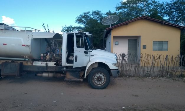 Prefeitura de Prata vem beneficiando população com abastecimento d’água através de carros-pipa.