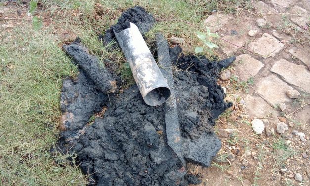 Prefeitura de Prata realiza manutenção de bueiro nas Ruas da cidade.