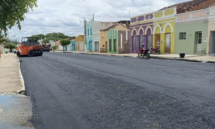 MAIS AÇÕES: Em ritmo acelerado a pavimentação da travessia urbana em Prata.