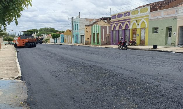 MAIS AÇÕES: Em ritmo acelerado a pavimentação da travessia urbana em Prata.
