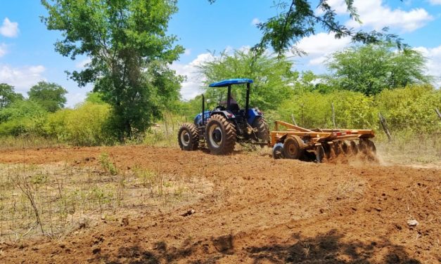 Governo Municipal de Prata continua beneficiando os pequenos agricultores rurais com o Programa Terra Arada