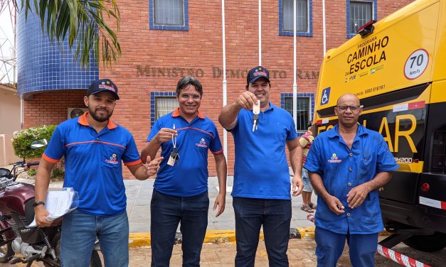 Prefeito Genivaldo Tembório entrega novos ônibus aos estudantes do município