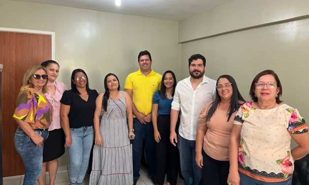 Prefeito Genivaldo Tembório assina contratos com aprovados no processo seletivo para gestor escolar em Prata.