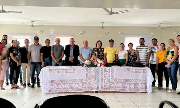 PRESIDENTE DO CONSELHO MUNICIPAL DOS DIREITOS DA CRIANÇA E DO ADOLESCENTE, VICE E MEMBROS DA COMISSÃO ELEITORAL SE REUNIU COM OS CANDIDATOS A CONSELHEIROS TUTELAR EM PRATA.