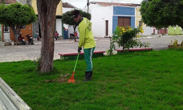 Como forma de preservar e valorizar a cidade, a Prefeitura Municipal de Prata realiza trabalhos de Jardinagem.