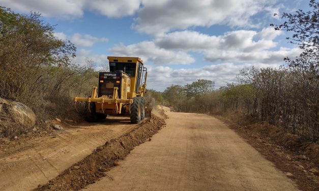 Prefeitura de Prata recupera estradas que da acesso a comunidade Balanço e Gabriel.