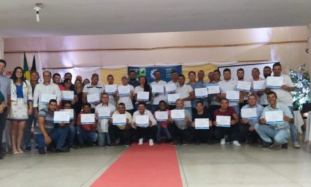 Prefeitura de Prata entrega certificados a 32 alunos do curso de Eletricista .