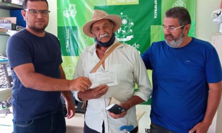 Prefeitura de Prata entrega boletos do Garantia Safra aos agricultores cadastrados