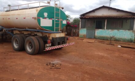 Prefeitura da Prata garante abastecimento de água com carro pipa nas comunidades rurais.