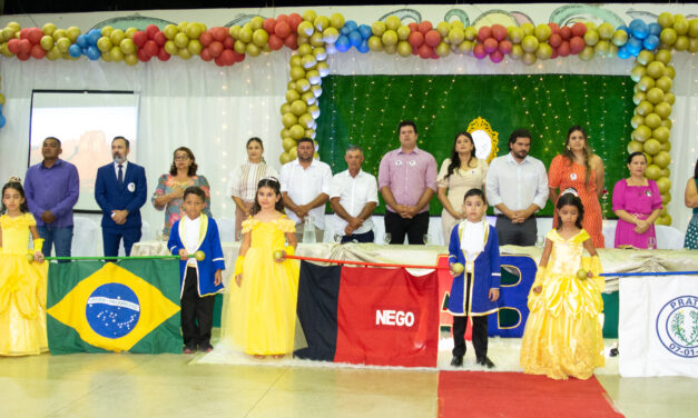 Alunos da Creche Municipal Tia Mocinha participam da solenidade de formatura do ABC 2023.