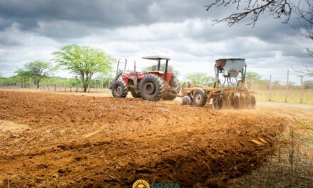 Prefeitura da Prata desenvolve programa de aração de terras e beneficia comunidades