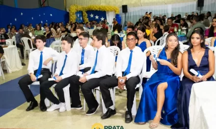 Em Prata :Alunos do 9º Ano da Escola Maria de Lourdes Celebram Formatura