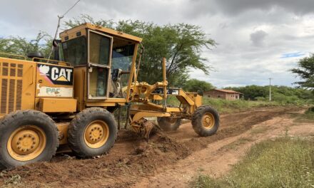 Prefeitura da Prata inicia limpeza para pavimentação de rua no município