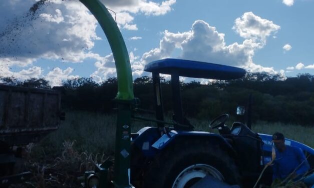 Prefeitura da Prata incentiva produção agrícola com apoio na produção de silagem