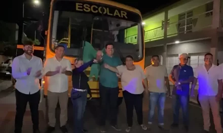 Prefeito Genivaldo Tembório entrega novo ônibus escolar 0 km à população da Prata durante programação especial de sábado