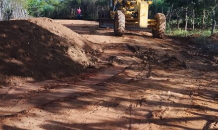 AÇÃO DE RECUPERAÇÃO DE ESTRADAS VICINAIS SEGUE NO MUNICÍPIO DE PRATA.