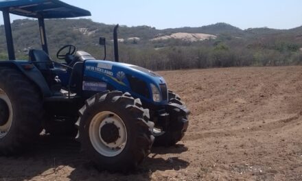 Prefeitura da Prata incentiva agricultura com aração de terras e plantio de palma e capim