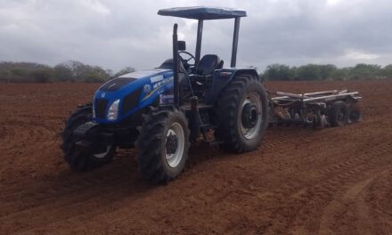 Prefeitura da Prata dá continuidade ao programa de aração de terras para agricultores