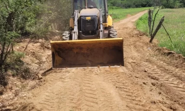PREFEITURA DA PRATA INTENSIFICA RECUPERAÇÃO DE ESTRADAS RURAIS NO MUNICÍPIO